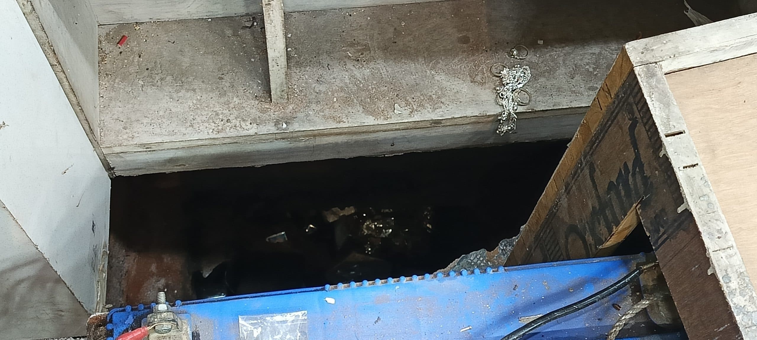 Dhanbad News: नाली से दुकान तक सुरंग बनाकर चोरों ने घटना को दिया था अंजाम