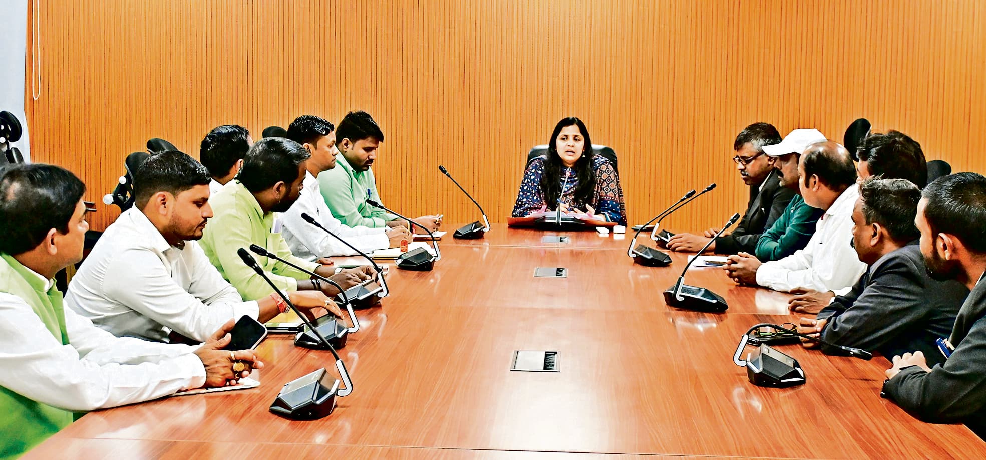 Dhanbad News: राजनीतिक पार्टियां हर बूथ में नियुक्त करें एजेंट : उपायुक्त