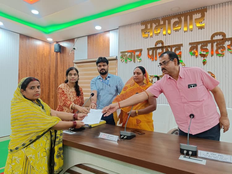 बड़हिया नप में 10 स्वच्छता साथियों को मिला नियुक्ति पत्र