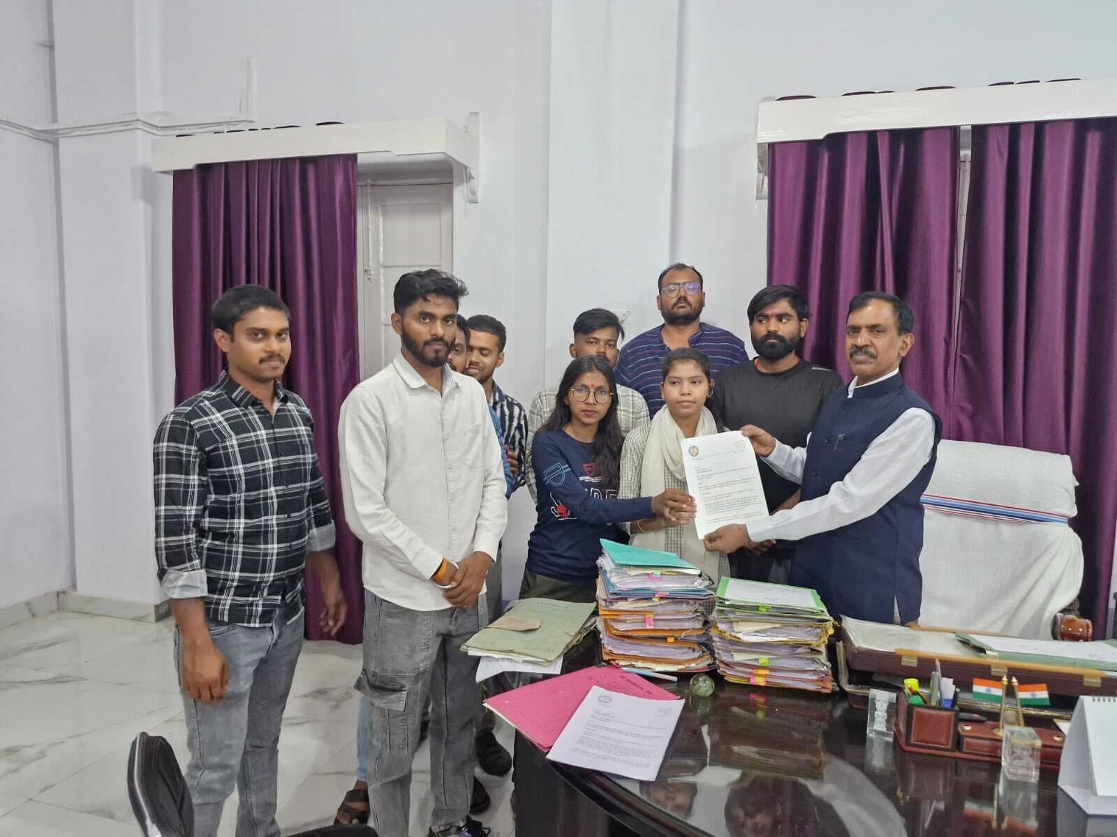 Education News : रांची विवि में छात्रों की समस्याओं को लेकर रजिस्ट्रार से मिला मंच