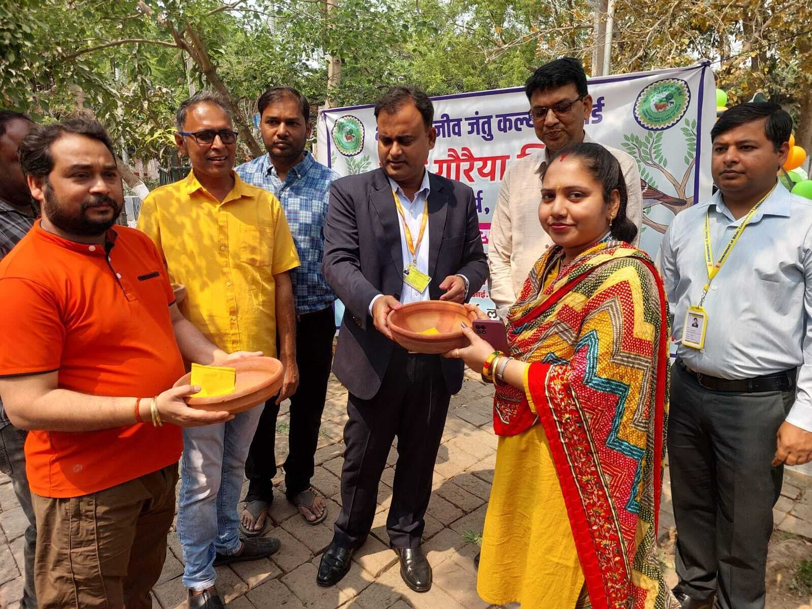 विश्व गौरैया दिवस पर पक्षियों के पानी के लिए मिट्टी के बर्तन का किया वितरण