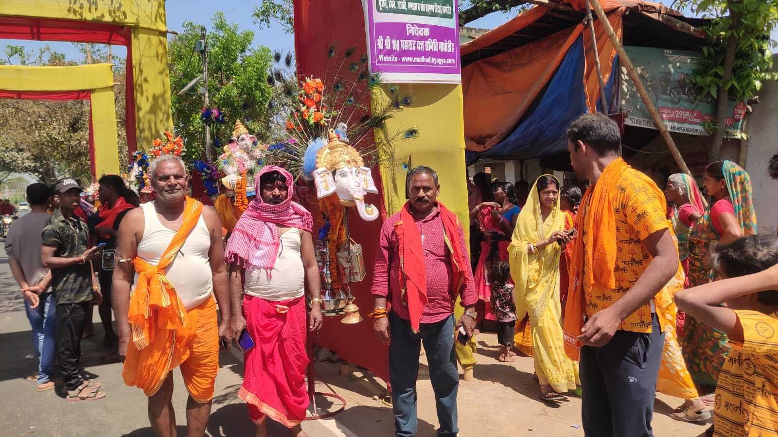 ऊँ नमः शिवाय महामंत्र के जाप के साथ 54 फीट कांवर लेकर देवघर जाते शिवभक्त