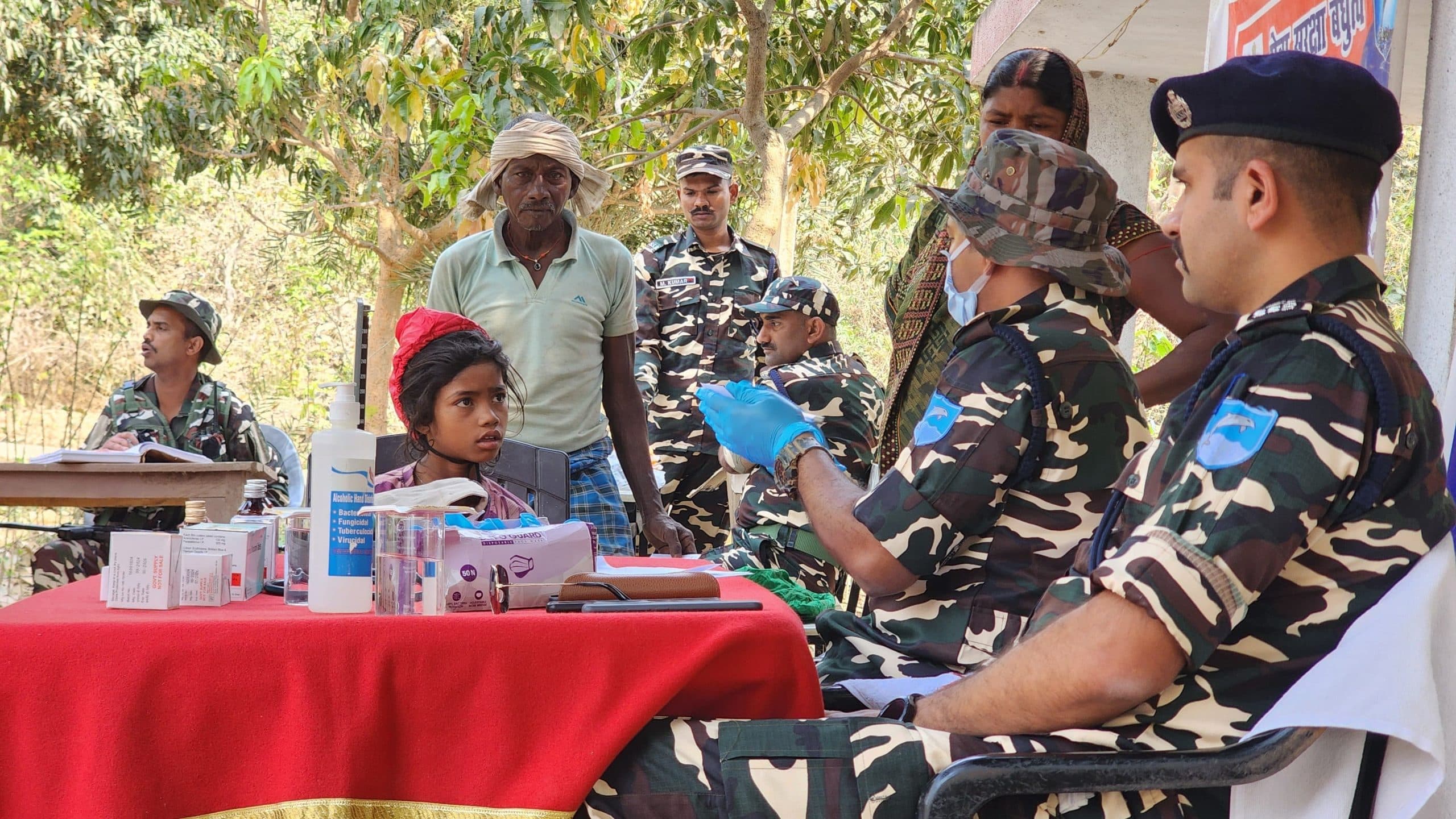 सशस्त्र सीमा बल द्वारा लगाया गया निशुल्क स्वास्थ्य शिविर