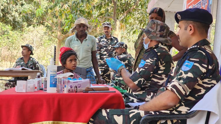 सशस्त्र सीमा बल द्वारा लगाया गया निशुल्क स्वास्थ्य शिविर