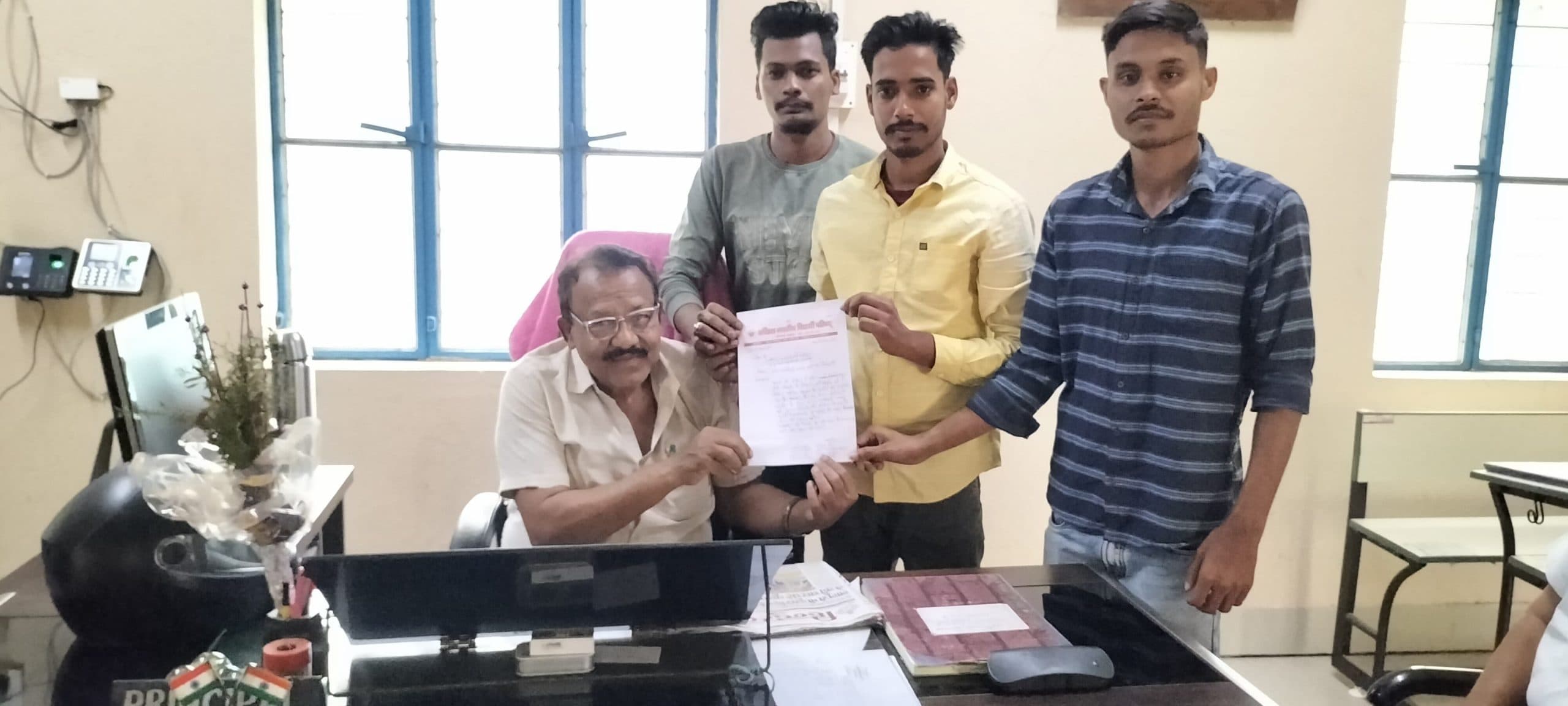 75 प्रतिशत उपस्थिति को ले अभाविप ने प्राचार्य को सौंपा ज्ञापन