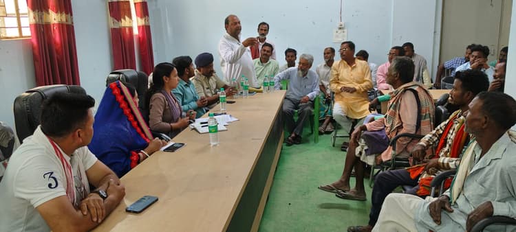 नाव की दुर्घटना को लेकर बीडीओ व सीओ ने नाविकों के साथ की बैठक, कहा क्षमता से अधिक नाव में लोड न करें