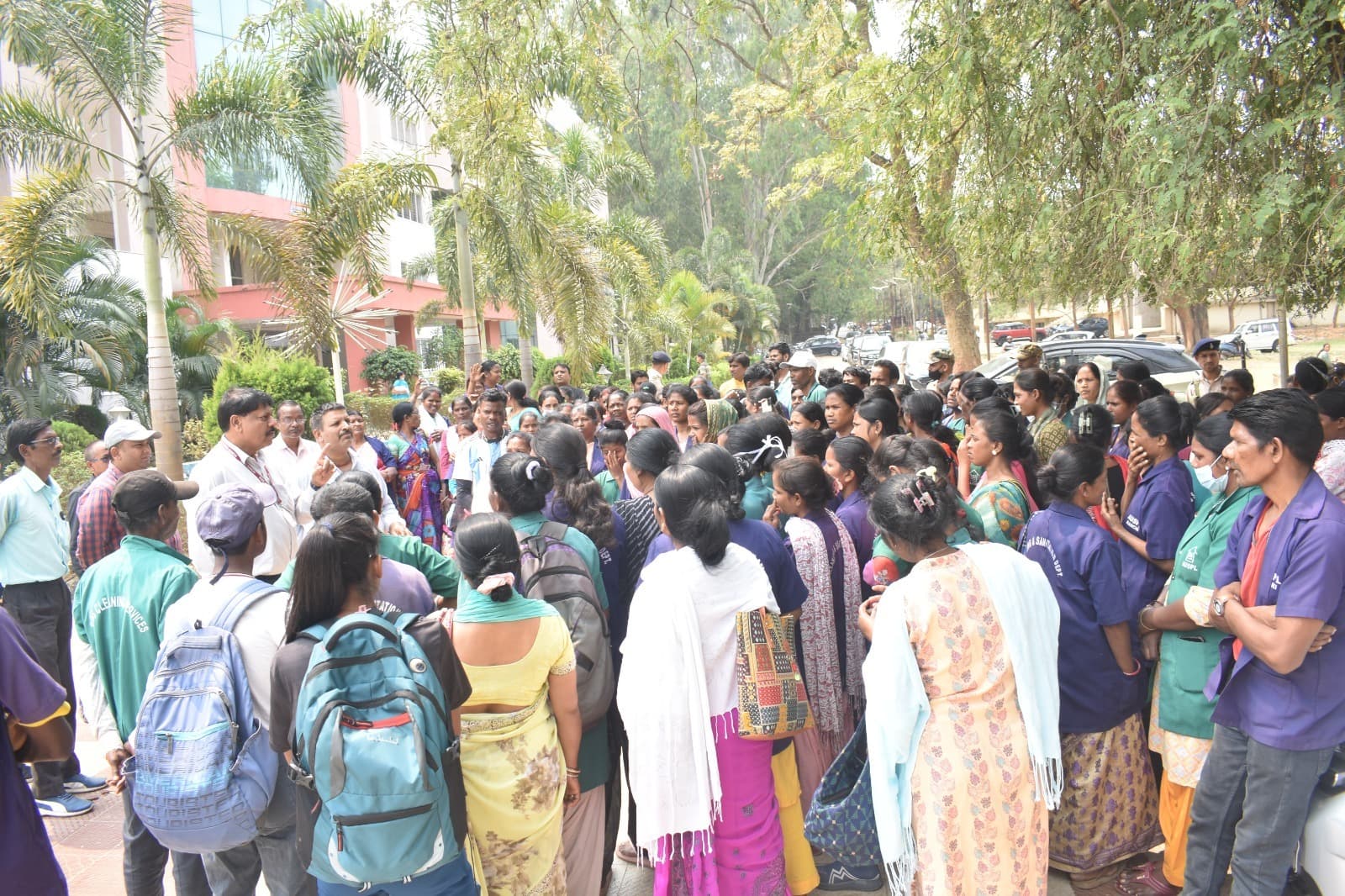 Ranchi news : रिम्स में सफाईकर्मियों ने बिना सूचना के बंद किया काम, प्रबंधन एजेंसी पर करायेगा केस