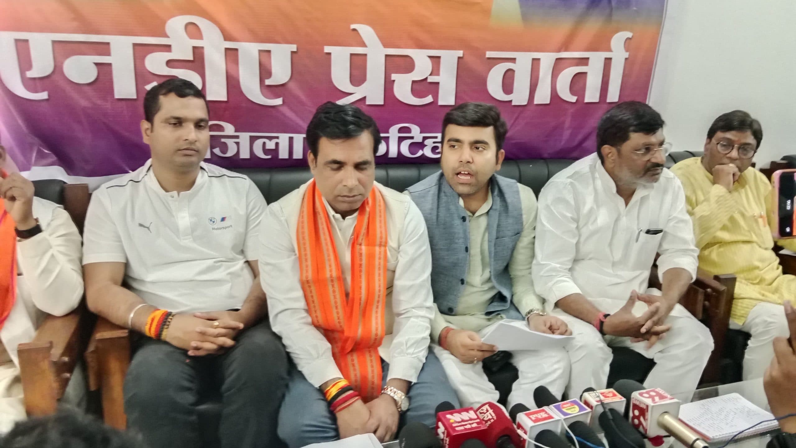 कार्यकर्ता सम्मेलन को एकजुट हुए घटक दल के नेता व कार्यकता