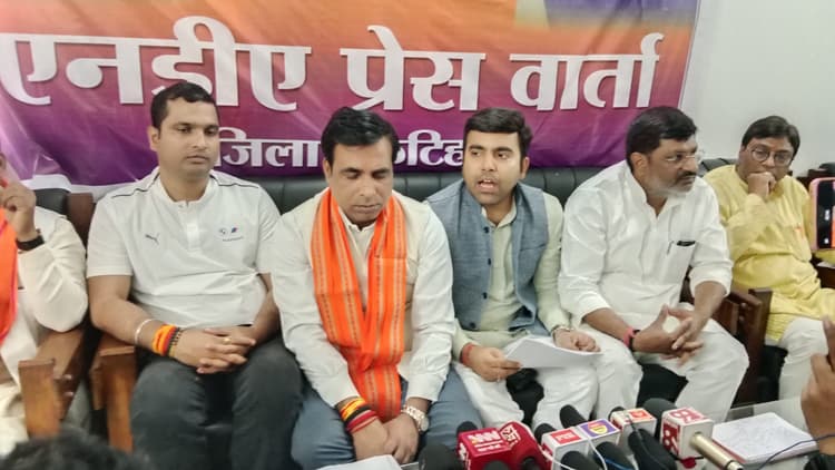 कार्यकर्ता सम्मेलन को एकजुट हुए घटक दल के नेता व कार्यकता