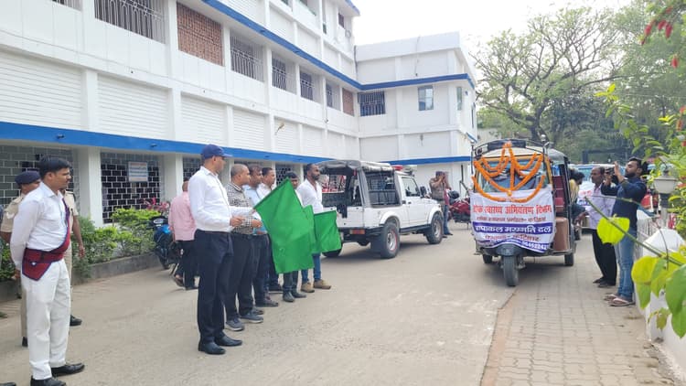 चापाकल मरम्मती टीम को डीएम ने हरी झंडी दिखाकर किया रवाना, 1210 बंद चापाकल की होगी मरम्मती