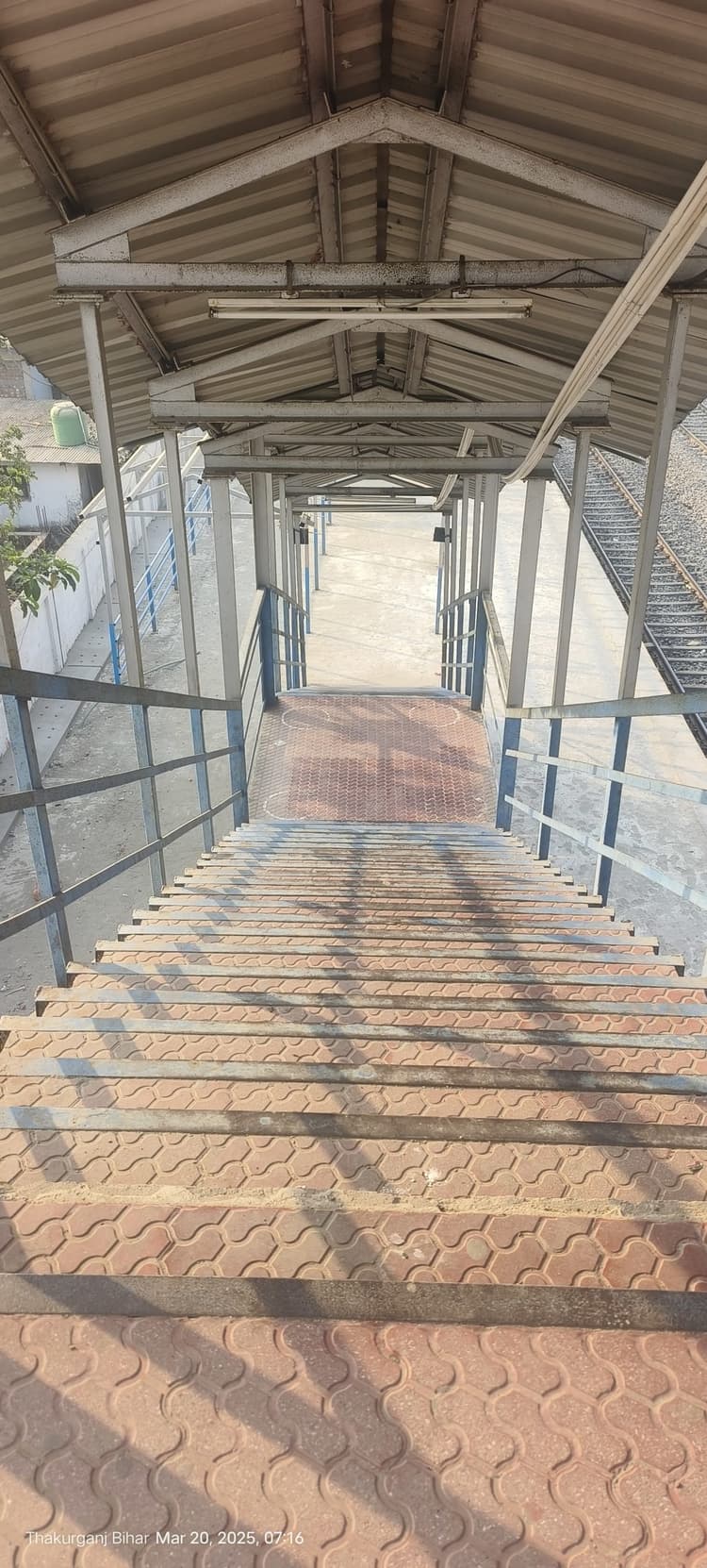 ठाकुरगंज रेलवे स्टेशन पर एस्केलेटर लगाने की मांग, डीआरएम को सौंपा ज्ञापन