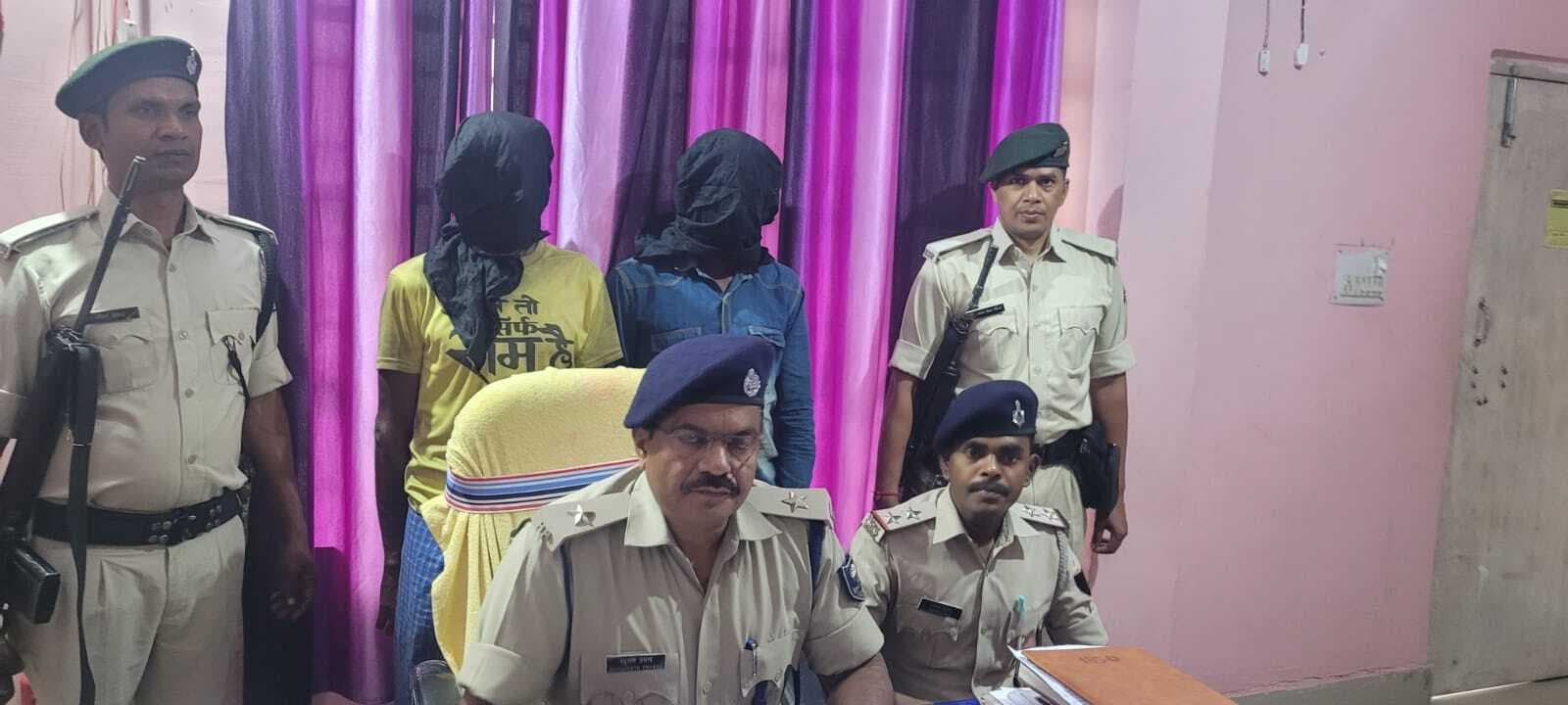 पुलिस बल पर रोड़ेबाजी व गोलीबारी के मामले में फरार बाप-बेटे गिरफ्तार