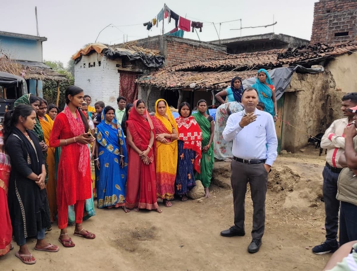 महादलित टोलों में पहुंचे बीडीओ, सरकारी योजनाओं की दी जानकारी