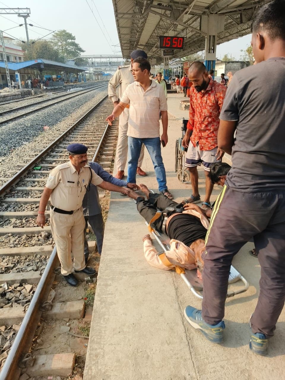 आरपीएफ जवान ने बीमार यात्री को पीएचसी में कराया भर्ती