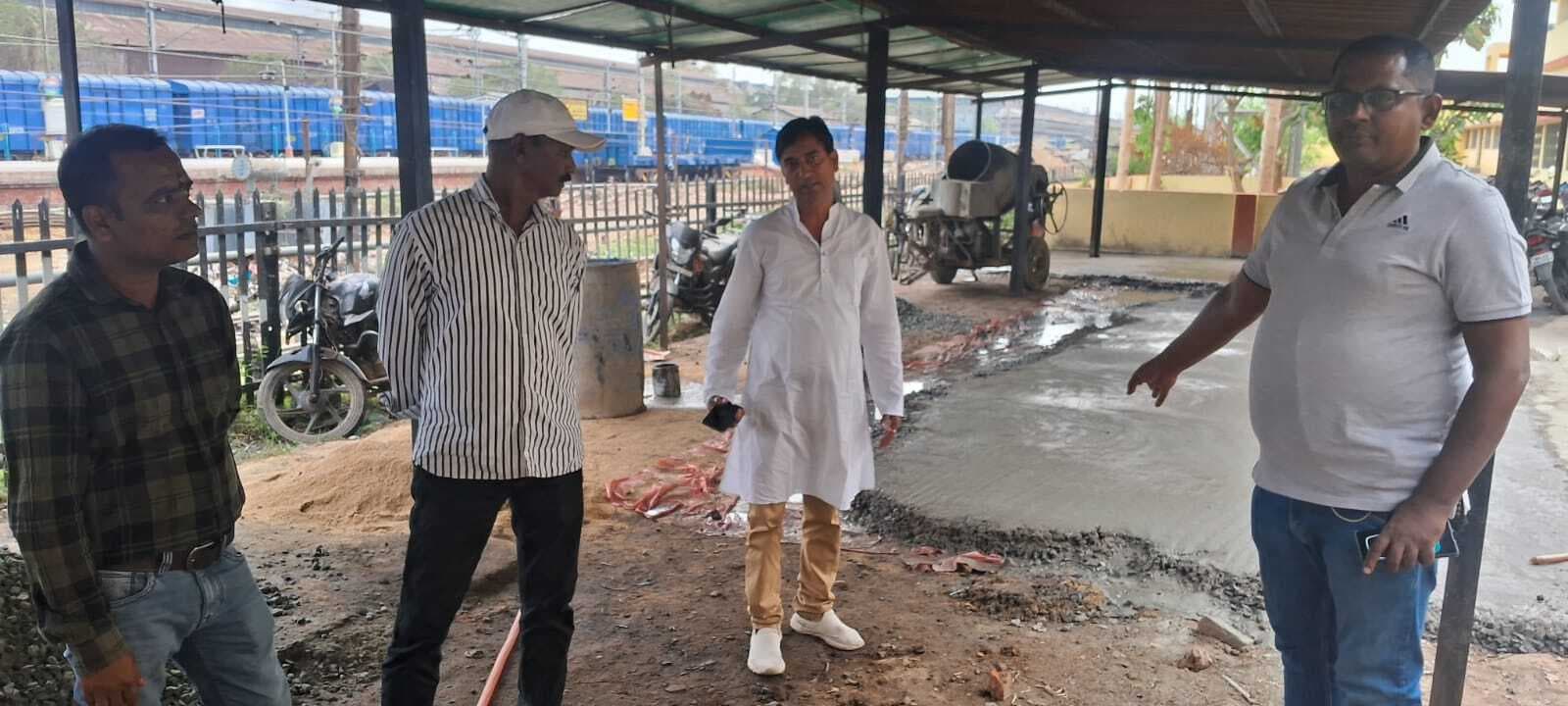 अनियमितता : नवनिर्मित पार्किंग स्टैंड में बिना ईंट सोलिंग के ही कर दी पीसीसी ढलाई