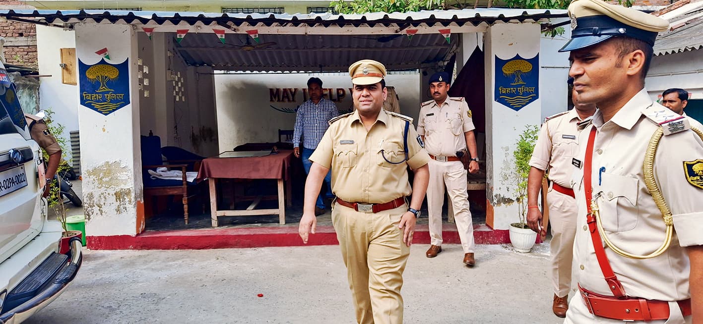 Siwan News : एसपी ने पत्रकारों से पूछा, थाना ठीक काम कर रहा है न