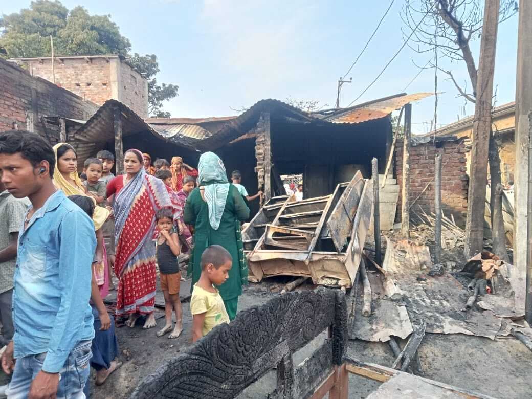 मजगामा गांव में लगी आग पांच घर जले