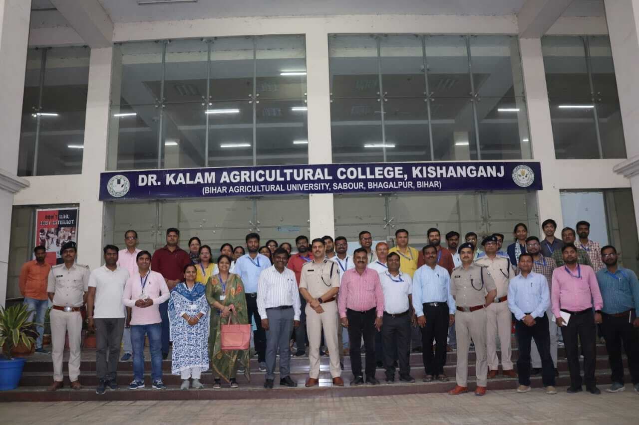 डीआईजी ने कृषि महा विद्यालय का किया दौरा