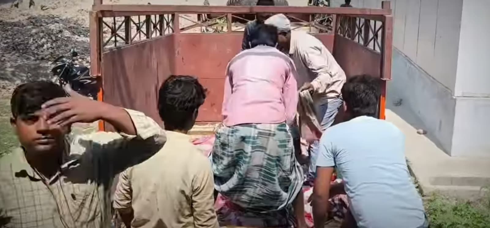 ट्रैक्टर की टक्कर से दो युवाओं की मौत