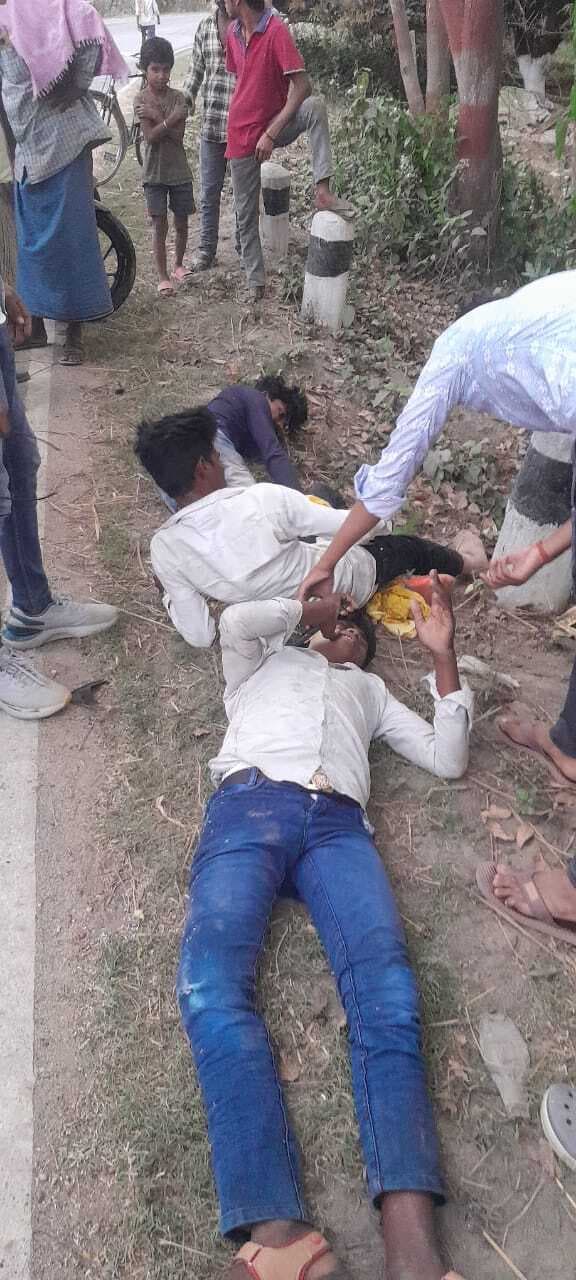 अज्ञात वाहन की ठोकर से बाइक सवार तीन युवक जख्मी, हालत गंभीर