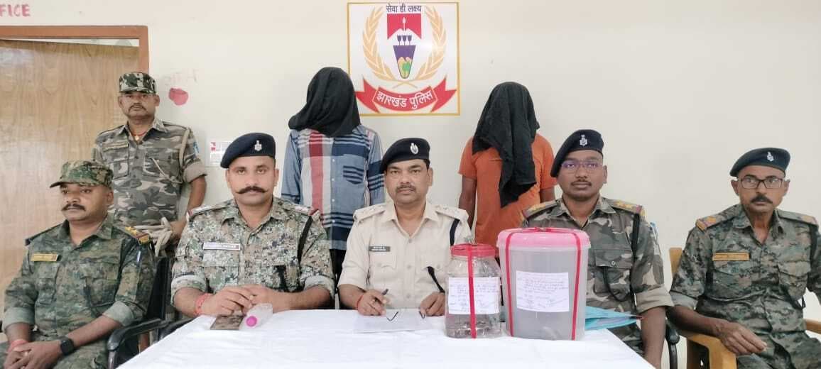 बाइक की डिक्की से पांच लाख की अफीम बरामद, दो गिरफ्तार