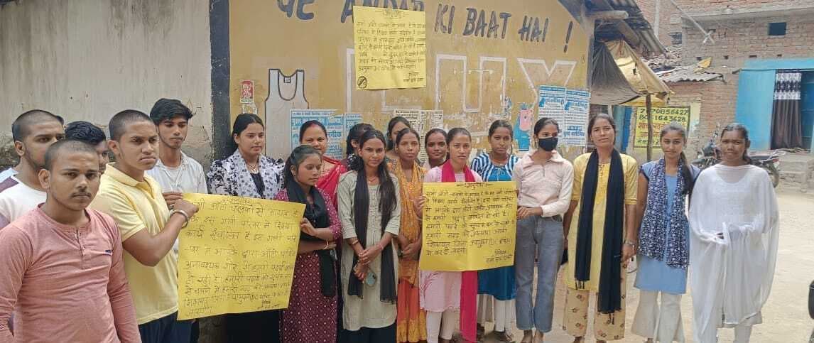 छात्रों ने अवैध ऑटो स्टैंड के खिलाफ किया प्रदर्शन