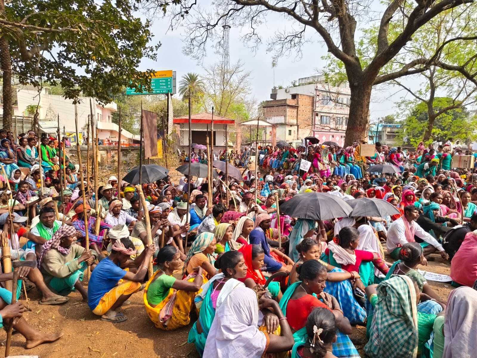 आदिवासी जान दे देंगे मगर जमीन नहीं देंगे