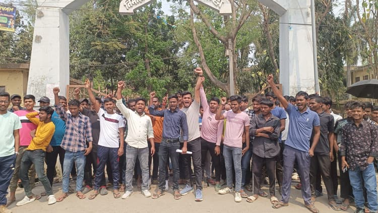 कॉलेज में की तालाबंदी, इंटरमीडिएट की प्रैक्टिकल परीक्षा स्थगित