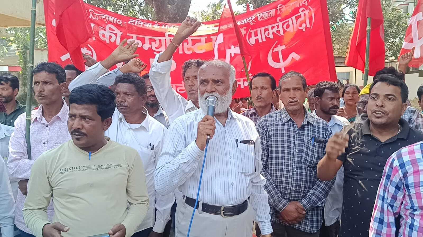 भाकपा मार्क्सवादी कार्यकर्ताओं ने 14 सू्त्री मांगों को ले डीएम को सौंपा मांग पत्र