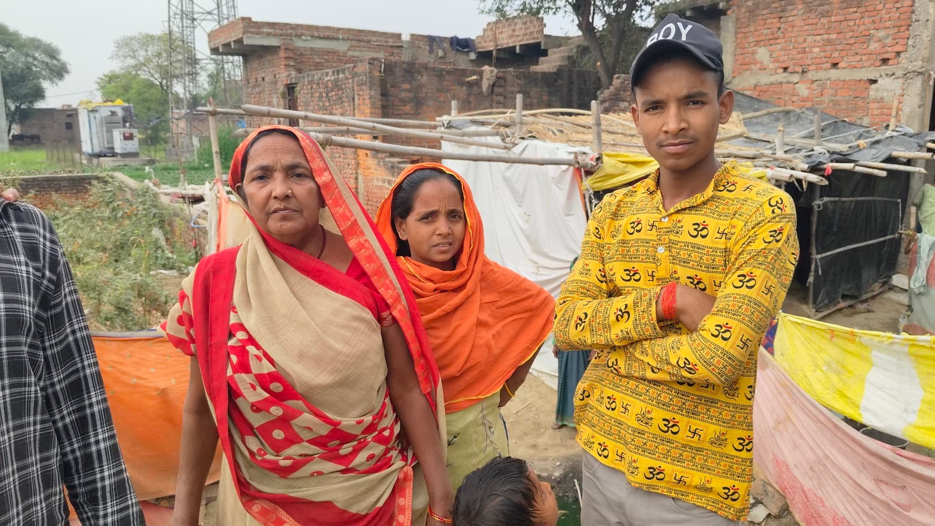 डायल-112 की पुलिस ने विक्षिप्त युवती को ट्रेन पर चढ़ा झंझट से पायी मुक्ति