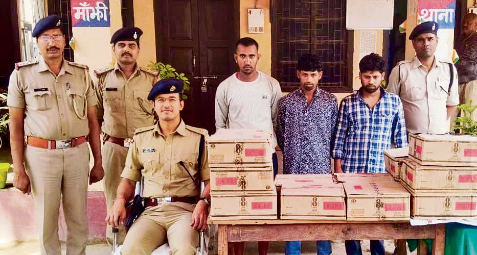 Chhapra News : पुलिस ने अलग-अलग छापेमारी कर शराब के साथ तीन धंधेबाजों को किया गिरफ्तार