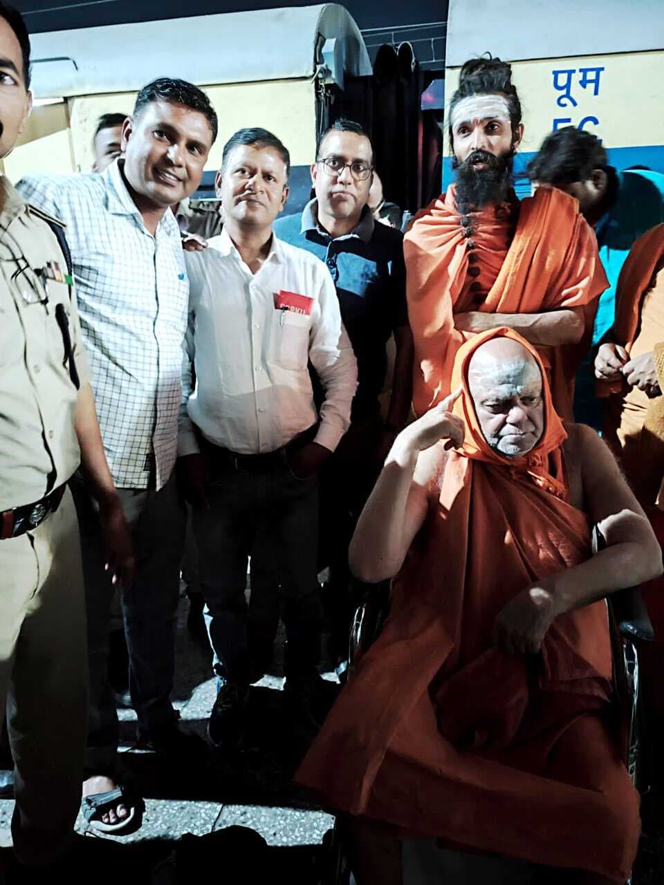 शंकराचार्य का रेलवे अधिकारियों ने किया स्वागत