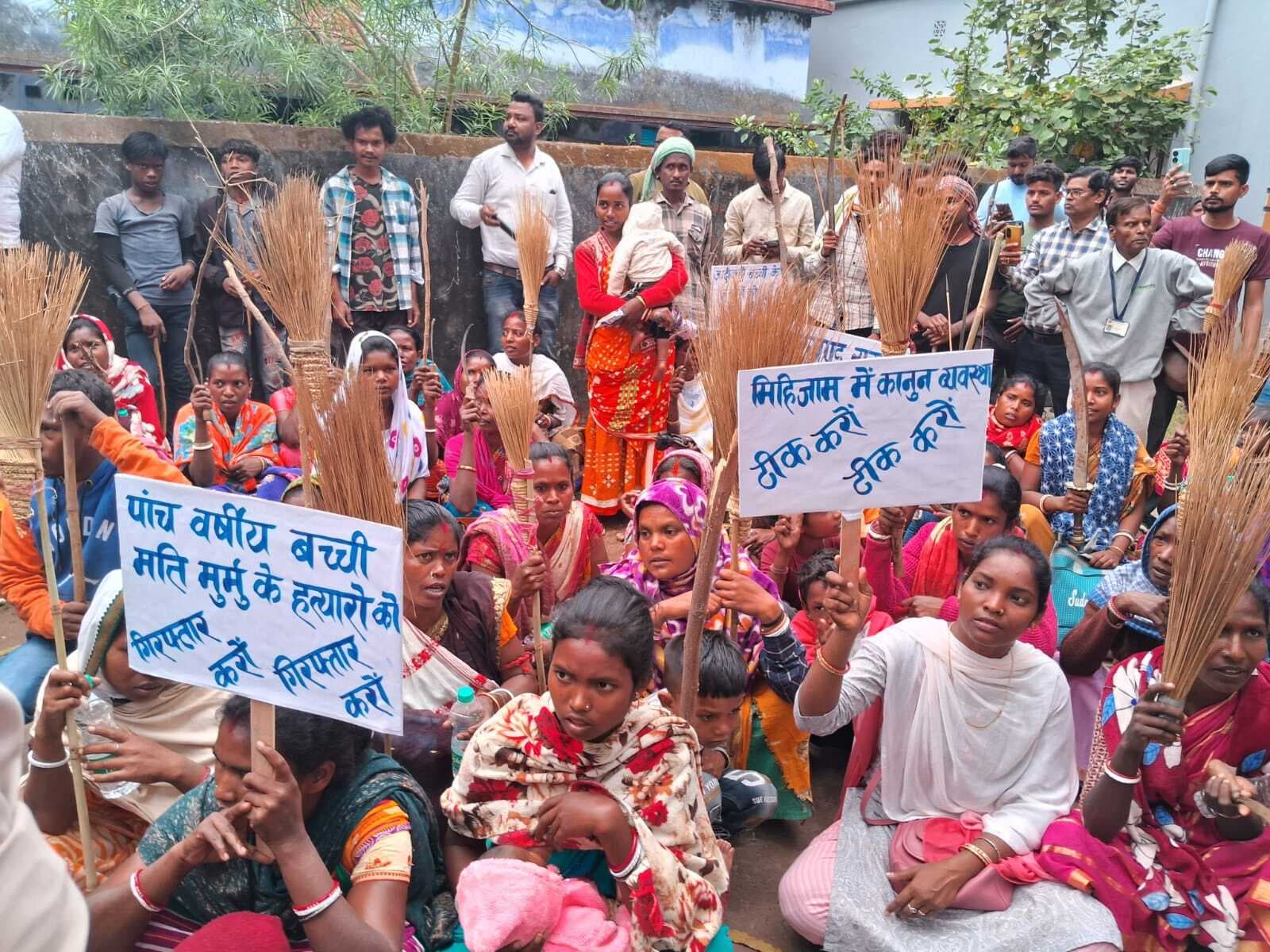 पांच वर्षीय बालिका की मौत मामले में आदिवासी महिलाओं ने किया प्रदर्शन