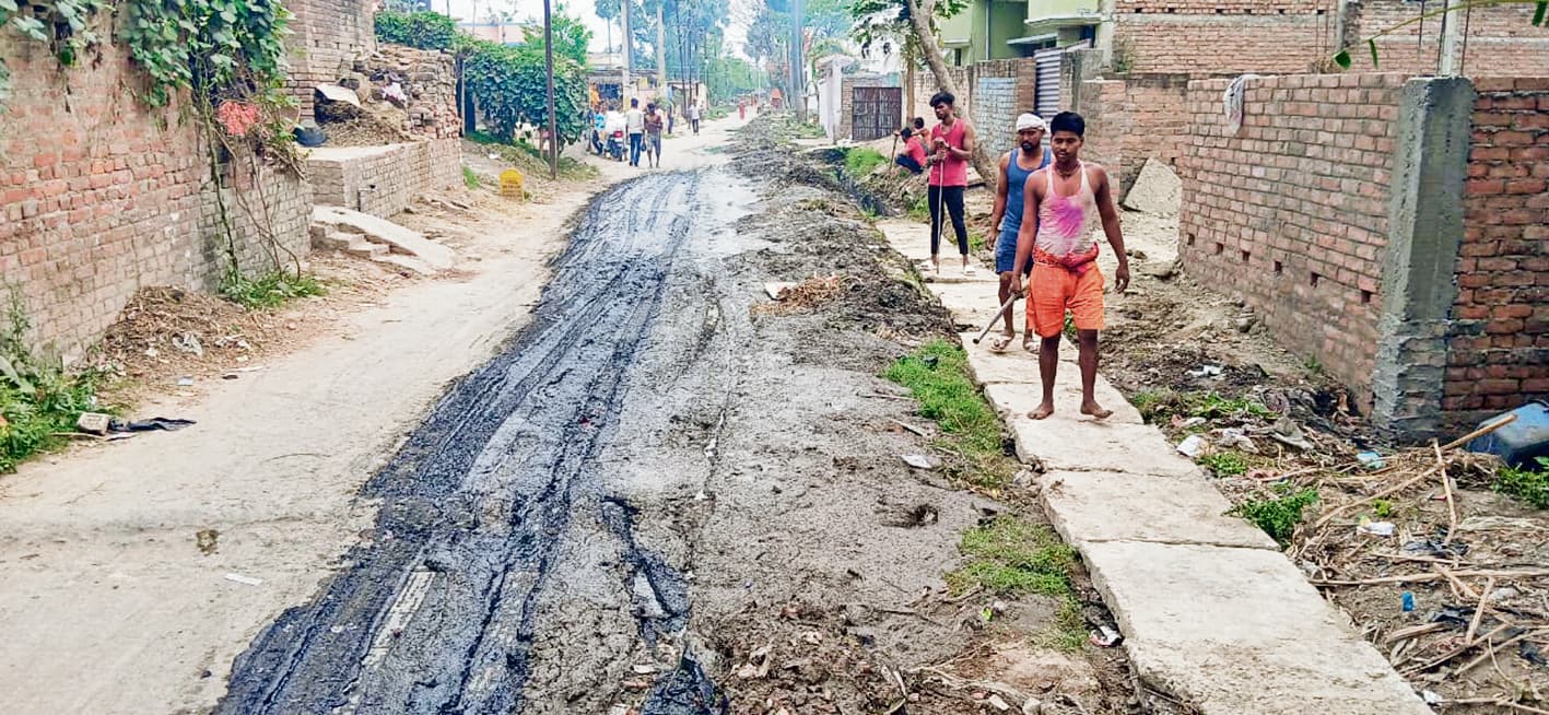 Chhapra News : शीतलपुर में बीच सड़क पर फेंका जा रहा नाले का कीचड़, आवागमन में परेशानी