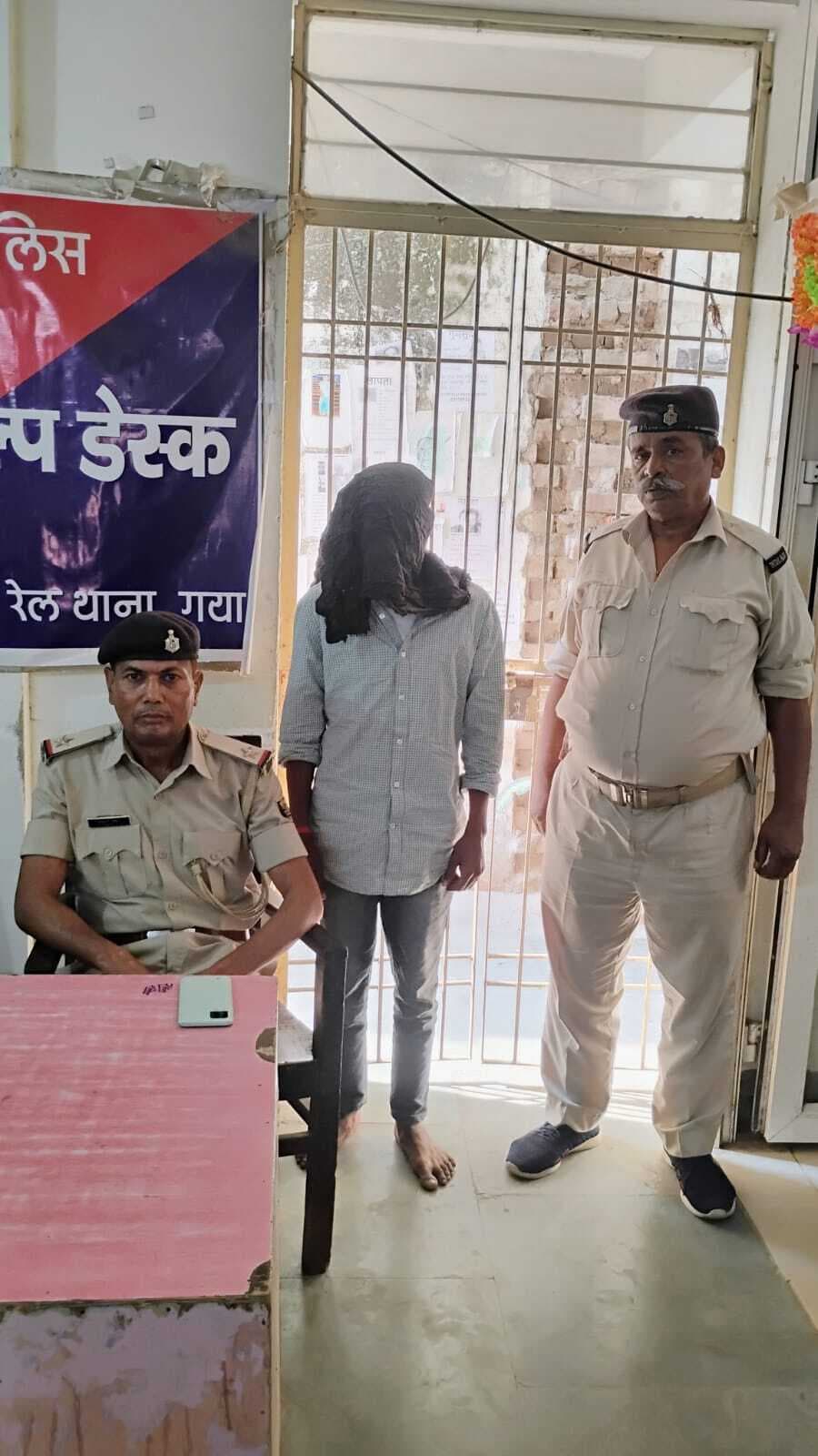 मोबाइल चोरी के आरोप में युवक गिरफ्तार