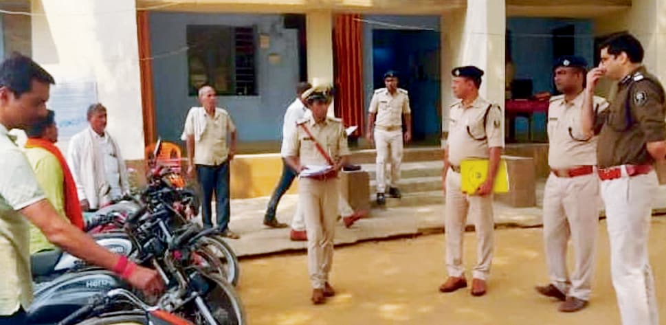 एसपी ने वाहन मालिकों को सौंपी जब्त की गयीं सात बाइकें