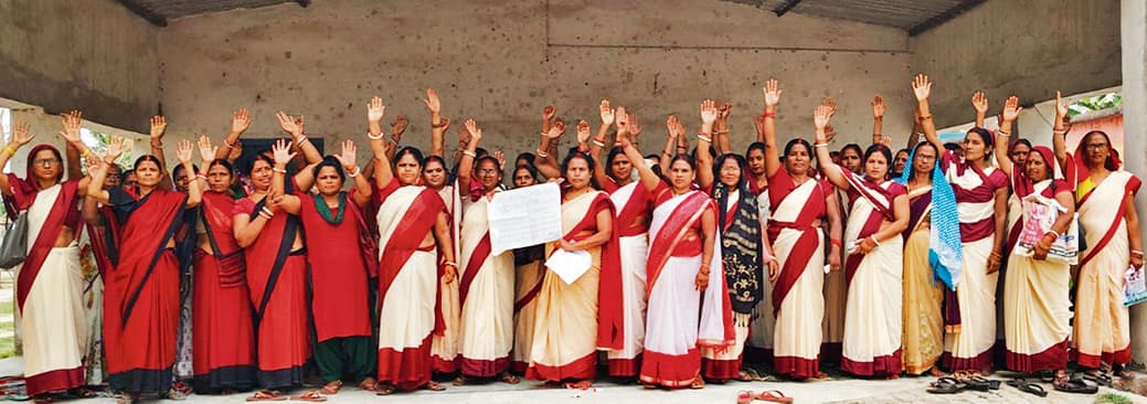 hajipur news. कार्य के दौरान वरीय अधिकारी सेविकाओं का कर रहे उत्पीड़न