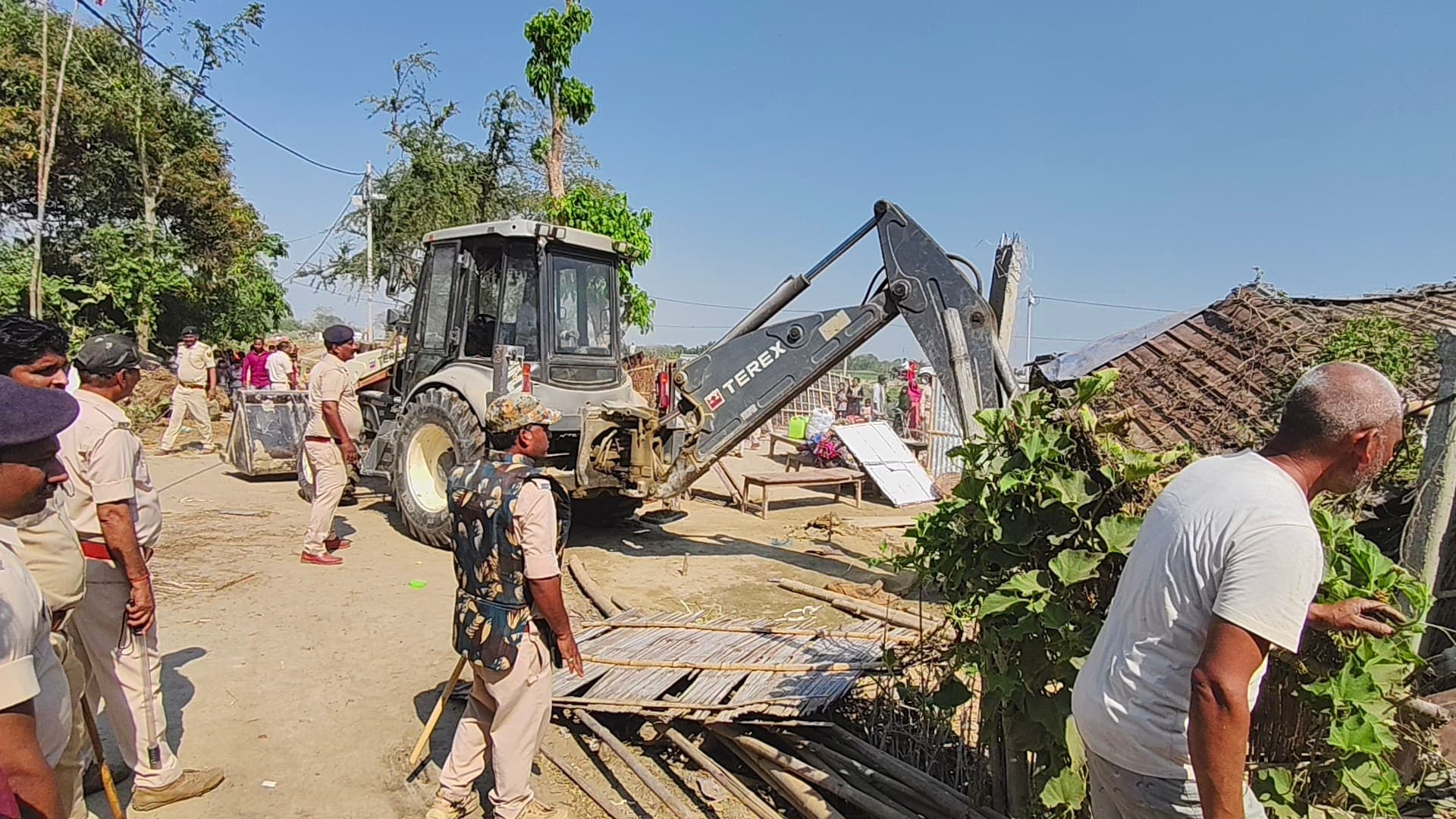 अतिक्रमण के खिलाफ दूसरे दिन भी चला बुलडोजर