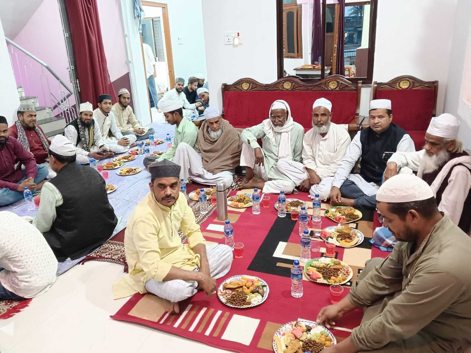 दावत-ए-इफ्तार में सलामती की मांगी दुआ