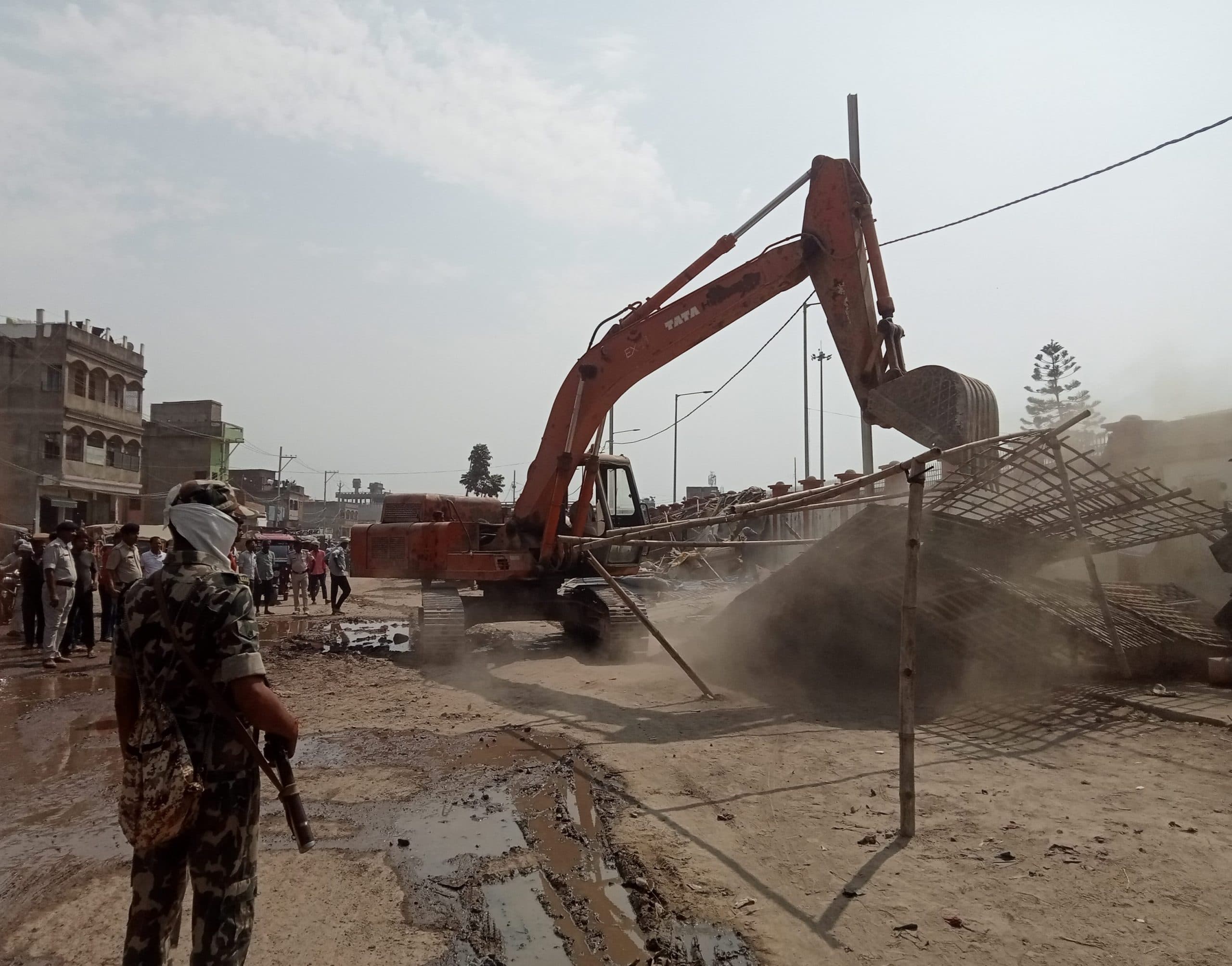 मकान, शेड व कठघरे पर चला बुलडोजर