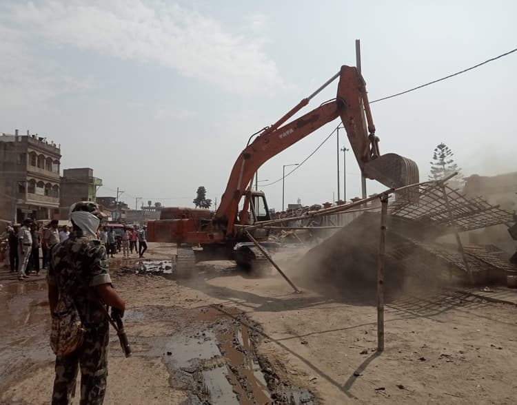 मकान, शेड व कठघरे पर चला बुलडोजर