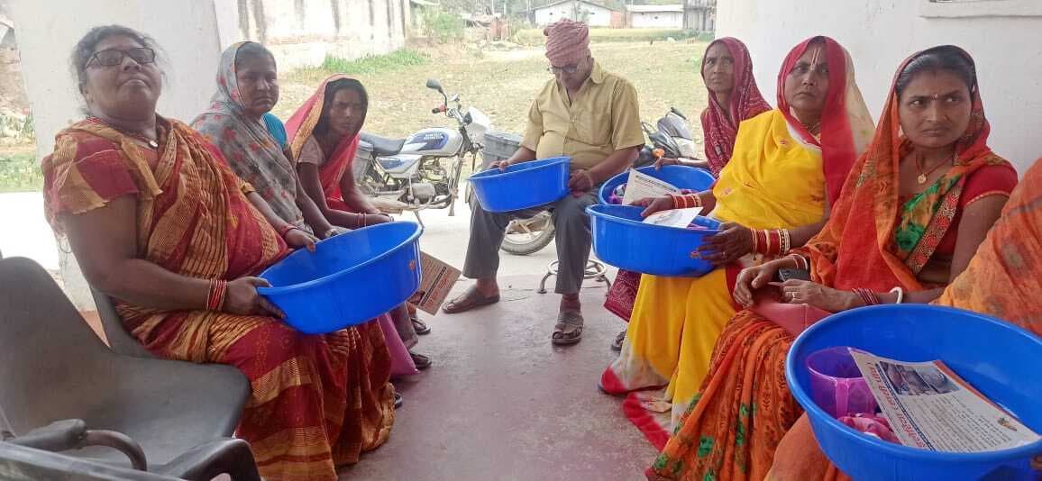 Madhubani News : फाइलेरिया मरीजों के बीच एमएमडीपी किट वितरित