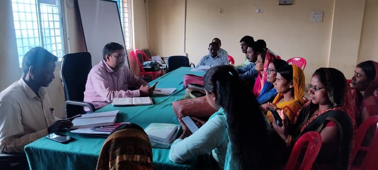 Madhubani News : कल्याण पदाधिकारी ने विकास मित्रों के साथ की समीक्षात्मक बैठक