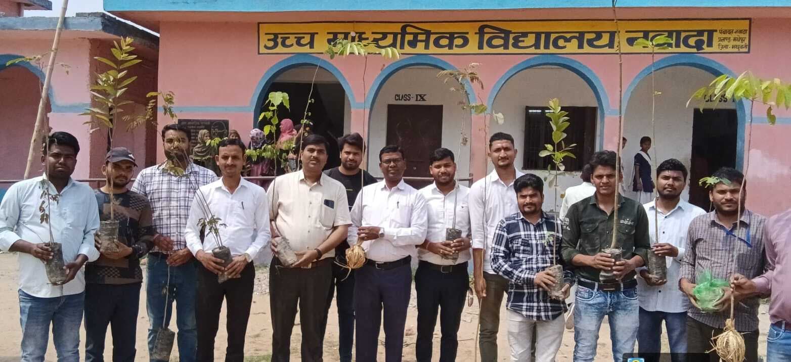 Madhubani News : मधेपुर बीएड कॉलेज ने नवादा हाई स्कूल में चलाया पौधारोपण अभियान