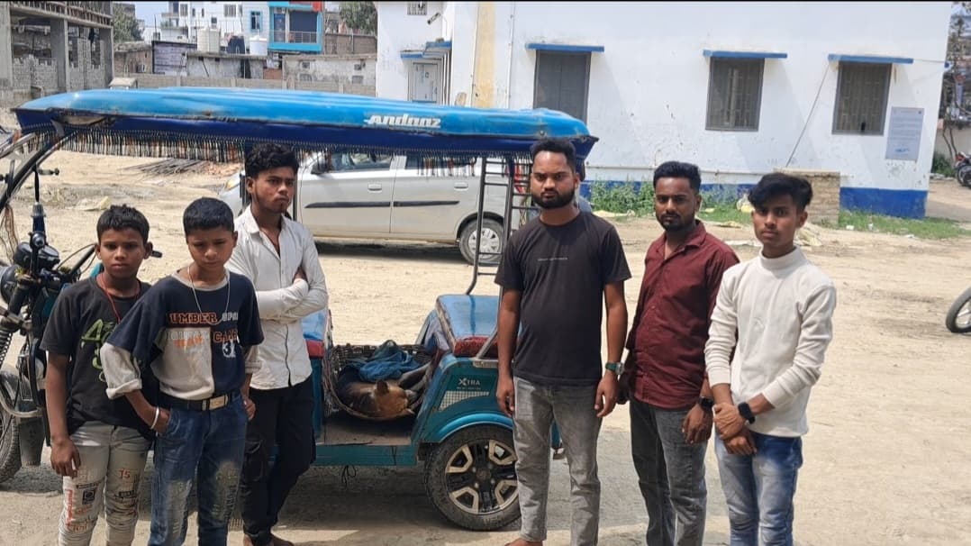 बाइक सवार बदमाशों ने की फायरिंग, कुत्ते की मौत