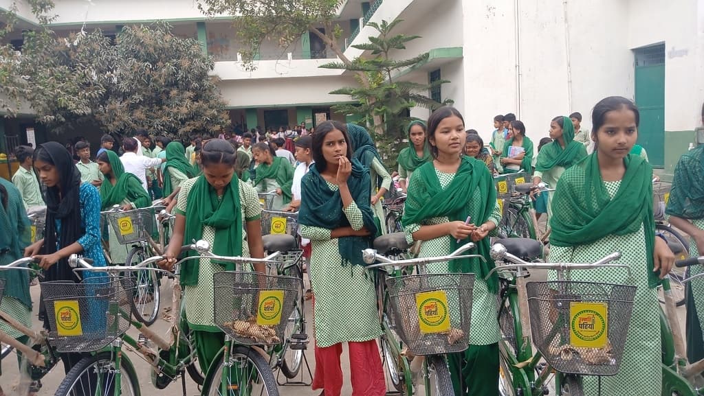 400 छात्र-छात्राओं के बीच बांटी गयी साइकिल