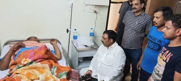 सड़क दुर्घटना में घायल पूर्व मुखिया का हाल जानने पहुंचे श्रम नियोजन मंत्री