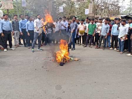 आदिवासी हॉस्टल व बीएड के छात्रों ने वीसी व प्रिंसिपल का फूंका पुतला