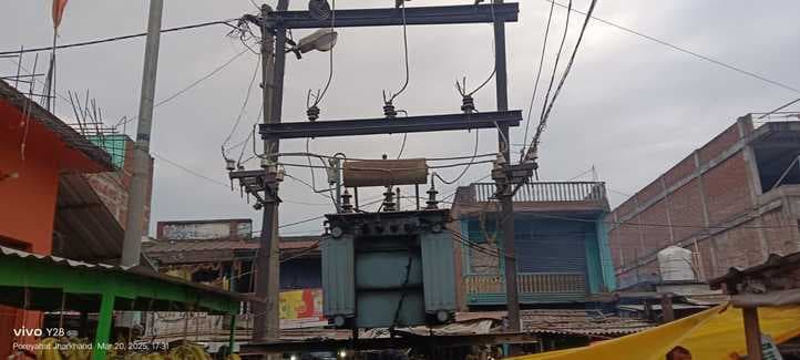पोड़ैयाहाट मेन चौक का जला ट्रांसफॉर्मर, 24 घंटे से बाजार में अंधकार