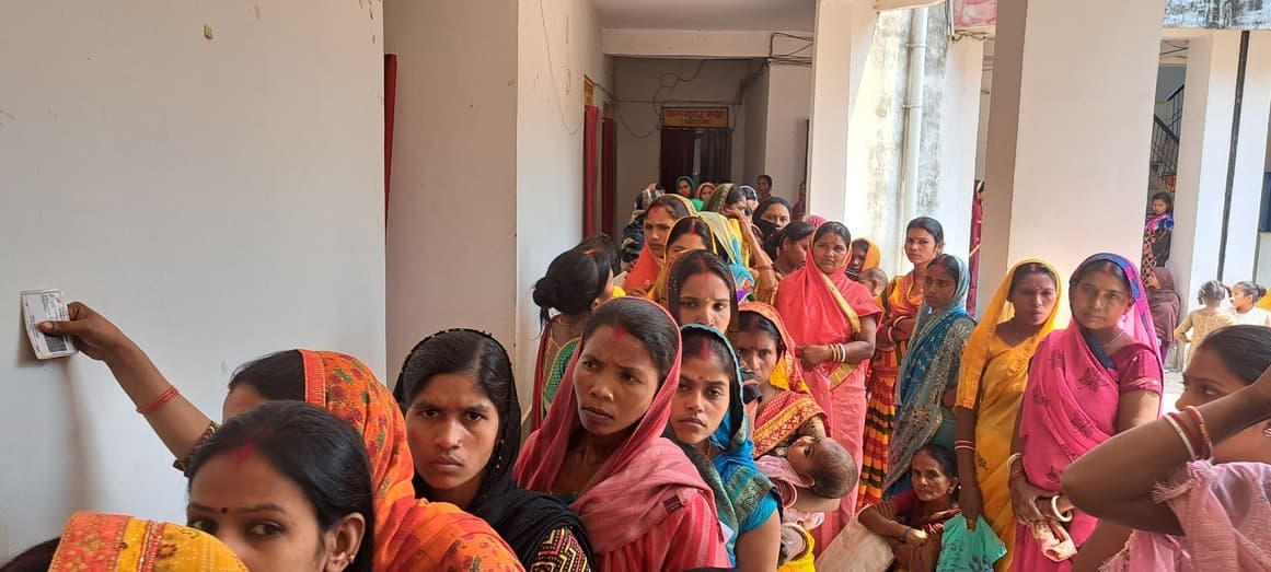 मंईयां सम्मान योजना की राशि खाता में नहीं आने पर प्रखंड पहुंचीं महिलाएं